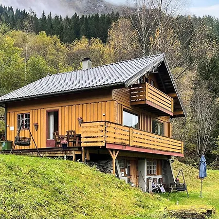 7 Person In Stryn-by Traum